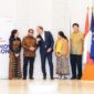 Menteri Ekonomi Kreatif/Kepala Badan Ekonomi Kreatif (Ekraf), Teuku Riefky Harsya (kedua kiri), berbincang dengan Duta Besar Prancis untuk Indonesia, Timor-Leste, dan ASEAN, H.E. Fabien Penone (tengah), saat menghadiri resepsi dan peragaan busana inkubator PINTU France–Indonesia di Kediaman Duta Besar Prancis, Jakarta, Selasa (28/07/2026
