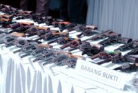 puluhan senjata api rakitan hasil penyerahan sukarela dari masyarakat dipajang saat kegiatan pemusnahan barang bukti di Gedung Serbaguna Presisi Polda Lampung, Bandar Lampung