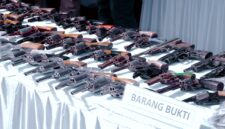 puluhan senjata api rakitan hasil penyerahan sukarela dari masyarakat dipajang saat kegiatan pemusnahan barang bukti di Gedung Serbaguna Presisi Polda Lampung, Bandar Lampung