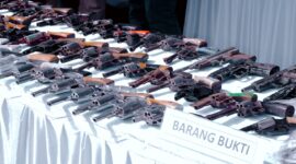 puluhan senjata api rakitan hasil penyerahan sukarela dari masyarakat dipajang saat kegiatan pemusnahan barang bukti di Gedung Serbaguna Presisi Polda Lampung, Bandar Lampung