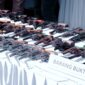 puluhan senjata api rakitan hasil penyerahan sukarela dari masyarakat dipajang saat kegiatan pemusnahan barang bukti di Gedung Serbaguna Presisi Polda Lampung, Bandar Lampung