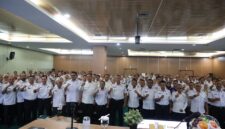 Wali Kota Bekasi foto bersama seluruh peserta sosialisasi penguatan disiplin ASN di Aula Nonon Sonthanie BKPSDM Kota Bekasi
