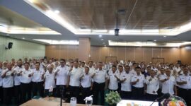 Wali Kota Bekasi foto bersama seluruh peserta sosialisasi penguatan disiplin ASN di Aula Nonon Sonthanie BKPSDM Kota Bekasi
