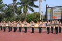 Para perwira yang melaksanakan serah terima jabatan memberikan penghormatan dalam Upacara Sertijab Pejabat Utama serta Kapolres Cilegon dan Lebak di Lapangan Apel Polda Banten, Serang