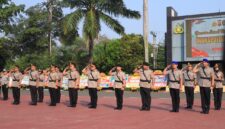 Para perwira yang melaksanakan serah terima jabatan memberikan penghormatan dalam Upacara Sertijab Pejabat Utama serta Kapolres Cilegon dan Lebak di Lapangan Apel Polda Banten, Serang