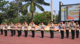 Para perwira yang melaksanakan serah terima jabatan memberikan penghormatan dalam Upacara Sertijab Pejabat Utama serta Kapolres Cilegon dan Lebak di Lapangan Apel Polda Banten, Serang