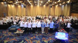 Sekretaris Daerah Provinsi Sumatera Selatan foto bersama peserta usai membuka Sosialisasi Penerapan Pemerintahan Digital di Hotel Aston Palembang  