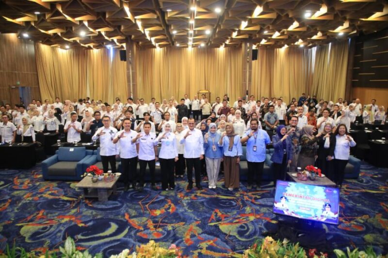 Sekretaris Daerah Provinsi Sumatera Selatan foto bersama peserta usai membuka Sosialisasi Penerapan Pemerintahan Digital di Hotel Aston Palembang  