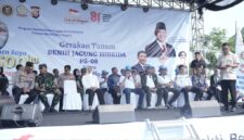 Wakapolda Banten Brigjen Pol. Iwan Saktiadi menghadiri Panen Raya Padi PS-08 dan Gerakan Tanam Jagung Hibrida PS-08 di Desa Sukarame, Kecamatan Carita, Kabupaten Pandeglang
