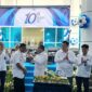 Asisten Perekonomian dan Pembangunan Setda Provinsi Banten menerima suapan potongan tumpeng dari Komisaris Utama Bank Banten pada peringatan HUT ke-10 Bank Banten di Graha Bank Banten, Rabu (29/7/2026)