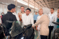 Wakil Presiden RI didampingi Wakil Gubernur Banten, Bupati Tangerang, dan jajaran PT Elesun meninjau proses produksi sepeda motor listrik Tangkas di fasilitas manufaktur Kawasan Industri Cidurian, Balaraja, Kabupaten Tangerang, Kamis (30/7/2026)
