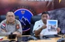 Kepala Satuan Tugas Penegakan Hukum Operasi Damai Cartenz-2026, Kombes Pol. I Gusti Gde Era Adhinata, memberikan keterangan di Timika, Rabu (8/7/2026), (Jennus)