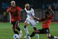 Pemain muda Persib Ikhwan Tanamal menerobos penjagaan dua pemain DSMMP dalam laga kedua kesebelasan di Stadion Jalak Harupat Kabupaten Bandung. (Jennus)