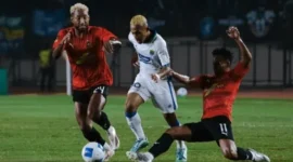 Pemain muda Persib Ikhwan Tanamal menerobos penjagaan dua pemain DSMMP dalam laga kedua kesebelasan di Stadion Jalak Harupat Kabupaten Bandung. (Jennus)