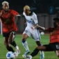 Pemain muda Persib Ikhwan Tanamal menerobos penjagaan dua pemain DSMMP dalam laga kedua kesebelasan di Stadion Jalak Harupat Kabupaten Bandung. (Jennus)