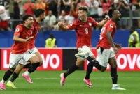 Para pemain Timnas Mesir berselebrasi setelah menundukkan Australia melalui adu tendangan penalti 4-2 pada laga 32 besar di Stadion AT&T, Arlington, Amerika Serikat, Jumat (3/7/2026) waktu setempat. (X FIFAcom)