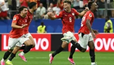 Para pemain Timnas Mesir berselebrasi setelah menundukkan Australia melalui adu tendangan penalti 4-2 pada laga 32 besar di Stadion AT&T, Arlington, Amerika Serikat, Jumat (3/7/2026) waktu setempat. (X FIFAcom)