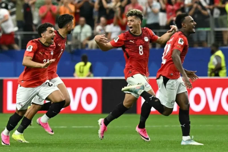 Para pemain Timnas Mesir berselebrasi setelah menundukkan Australia melalui adu tendangan penalti 4-2 pada laga 32 besar di Stadion AT&T, Arlington, Amerika Serikat, Jumat (3/7/2026) waktu setempat. (X FIFAcom)