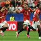 Para pemain Timnas Mesir berselebrasi setelah menundukkan Australia melalui adu tendangan penalti 4-2 pada laga 32 besar di Stadion AT&T, Arlington, Amerika Serikat, Jumat (3/7/2026) waktu setempat. (X FIFAcom)