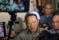 Eks Jampidsus Febrie Adriansyah saat dibawa petugas ke KPK. (Jennus)