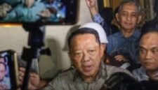 Eks Jampidsus Febrie Adriansyah saat dibawa petugas ke KPK. (Jennus)