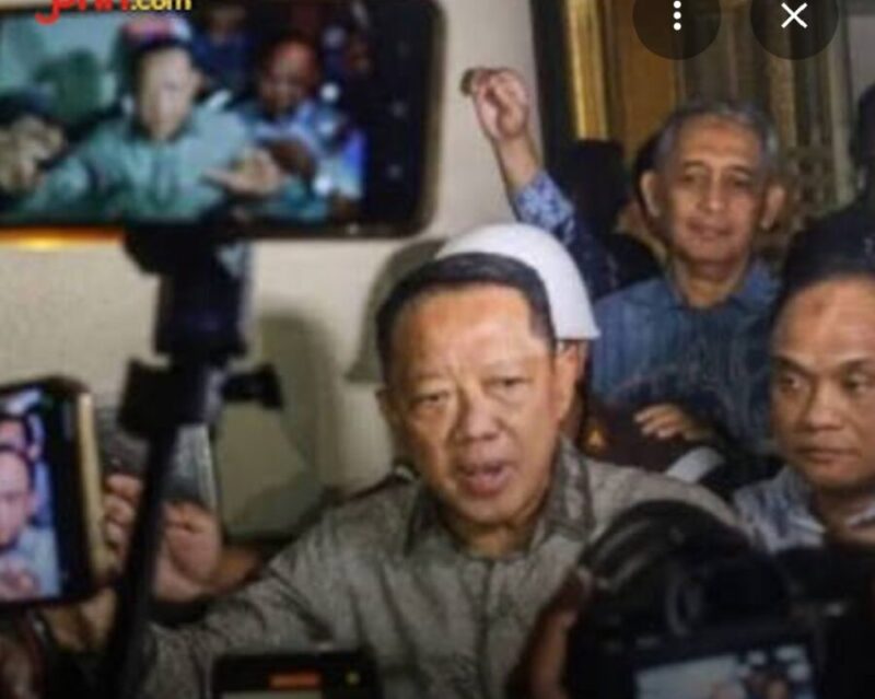 Eks Jampidsus Febrie Adriansyah saat dibawa petugas ke KPK. (Jennus)