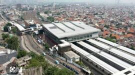 PT Kereta Api Indonesia (Persero) Daerah Operasi 1 Jakarta menambah pemberhentian 13 perjalanan kereta api di Stasiun Jatinegara sebagai alternatif bagi calon penumpang. (Jennus)