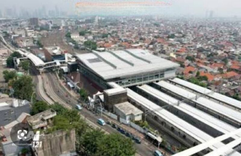 PT Kereta Api Indonesia (Persero) Daerah Operasi 1 Jakarta menambah pemberhentian 13 perjalanan kereta api di Stasiun Jatinegara sebagai alternatif bagi calon penumpang. (Jennus)