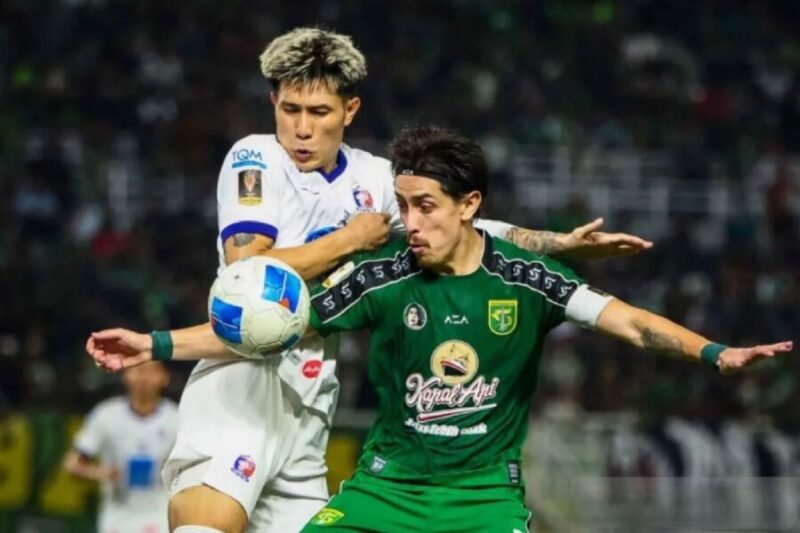 Pemain Persebaya Francisco Rivera berebut bola dengan pemain Port FC Suphanan Bureerat (kiri) pada pertandingan Grup B Piala Presiden 2026 di Stadion Gelora Bung Tomo, Surabaya, Jawa Timur, Sabtu (1/8/2026). (Antara Foto)
