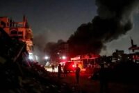 Serangan udara menghantam sebuah apartemen di Menara Al-Sousi, dekat kawasan pelabuhan di Kota Gaza. (Anadolu)