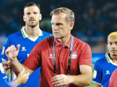 Pelatih Persib Bandung Igor Tolic memberikan arahan kepada para pemain. (Jennus)