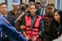 Arsip foto: Nadiem Makarim langsung diborgol dan dikenakan rompi tanpa menunggu proses pembuktian saat ditahan Kejagung. (Jennus)
