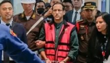 Arsip foto: Nadiem Makarim langsung diborgol dan dikenakan rompi tanpa menunggu proses pembuktian saat ditahan Kejagung. (Jennus)