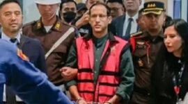 Arsip foto: Nadiem Makarim langsung diborgol dan dikenakan rompi tanpa menunggu proses pembuktian saat ditahan Kejagung. (Jennus)