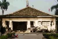 Rumah tempat Bung Karno dan Bung Hatta membacakan teks p RT oklamasi di Jl Pegangsaan Timur 56 telah dirobohkan pada masa Orde Lama, kini akan didirikan lagi di tempat sama yang belakangan telah dijadikan pelataran Tugu Petir. (Ihade(