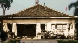 Rumah tempat Bung Karno dan Bung Hatta membacakan teks p RT oklamasi di Jl Pegangsaan Timur 56 telah dirobohkan pada masa Orde Lama, kini akan didirikan lagi di tempat sama yang belakangan telah dijadikan pelataran Tugu Petir. (Ihade(