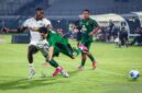 Gelandang Persebaya Surabaya Francisco Rivera terjatuh saat berebut bola dengan dua pemain Arema FC. (Antara Foto)