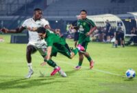 Gelandang Persebaya Surabaya Francisco Rivera terjatuh saat berebut bola dengan dua pemain Arema FC. (Antara Foto)