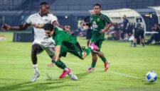 Gelandang Persebaya Surabaya Francisco Rivera terjatuh saat berebut bola dengan dua pemain Arema FC. (Antara Foto)