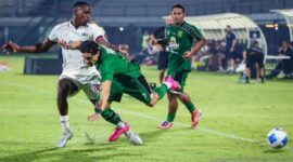 Gelandang Persebaya Surabaya Francisco Rivera terjatuh saat berebut bola dengan dua pemain Arema FC. (Antara Foto)