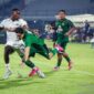 Gelandang Persebaya Surabaya Francisco Rivera terjatuh saat berebut bola dengan dua pemain Arema FC. (Antara Foto)