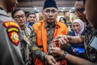 Polisi melepas borgol di tangan Yaqut Cholil sesaat sebelum memasuki ruang sidang. (Jennus)