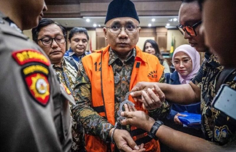 Polisi melepas borgol di tangan Yaqut Cholil sesaat sebelum memasuki ruang sidang. (Jennus)