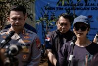 Ketua PDFMI Brigjen Pol. Dr. dr. Sumy Hastry Purwanti menyaksikan pemeriksaan jenazah Sutrimo yang sudah diekshunasi di Kabupaten Banyumas, Jawa Tengah. (Jennus)
