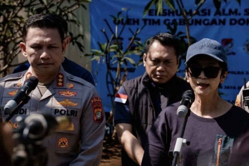 Ketua PDFMI Brigjen Pol. Dr. dr. Sumy Hastry Purwanti menyaksikan pemeriksaan jenazah Sutrimo yang sudah diekshunasi di Kabupaten Banyumas, Jawa Tengah. (Jennus)