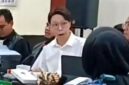 Dokter Richard Lee bersitegang dengan Dokter Samira alias Doktif (membelakangi lensa), yang menjadi saksi dalam sidangnya di Pengadilan Negeri Tangerang, Banten, Kamis (13/8/2026). (Jennus)