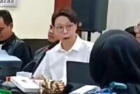 Dokter Richard Lee bersitegang dengan Dokter Samira alias Doktif (membelakangi lensa), yang menjadi saksi dalam sidangnya di Pengadilan Negeri Tangerang, Banten, Kamis (13/8/2026). (Jennus)