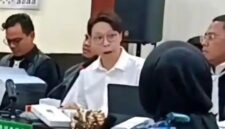 Dokter Richard Lee bersitegang dengan Dokter Samira alias Doktif (membelakangi lensa), yang menjadi saksi dalam sidangnya di Pengadilan Negeri Tangerang, Banten, Kamis (13/8/2026). (Jennus)