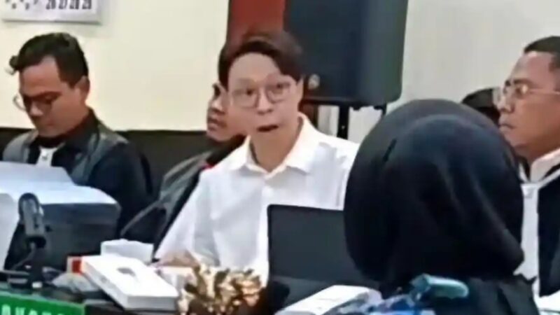 Dokter Richard Lee bersitegang dengan Dokter Samira alias Doktif (membelakangi lensa), yang menjadi saksi dalam sidangnya di Pengadilan Negeri Tangerang, Banten, Kamis (13/8/2026). (Jennus)