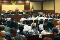 Dua puluh lima terdakwa mendengarkan jaksa penuntut umum membacakan surat dakwaan dalam sidang di Pengadilan Tindak Pidana Korupsi pada Pengadilan Negeri Jakarta Pusat, Selasa (28/8/2026). (Jennus)